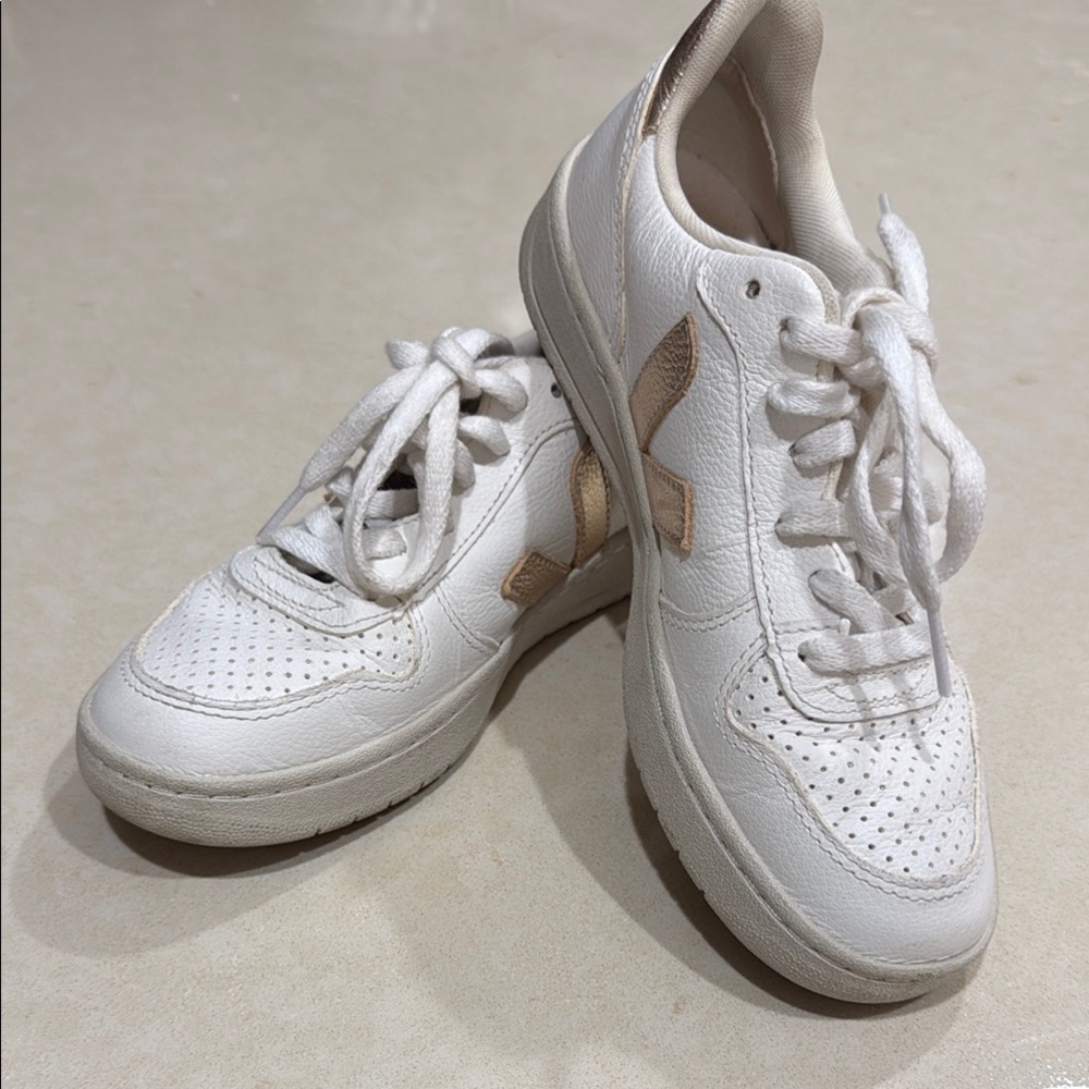 Veja Kids White and Gold Sneakers size 4 (youth)